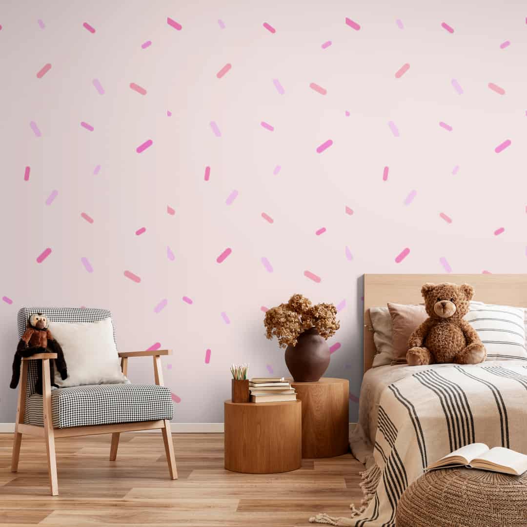 Comfy_kids_bedroom_with_natural_tones chambre a coucher pour enfan avec du papier peint rose